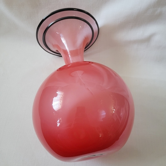 Hand-blown Beautiful Grapefruit Pink Glass Vase - Picture 11 of 14